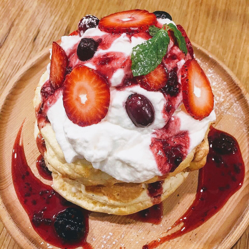 ベリーたっぷりスフレパンケーキ(EGG & SPUMA （エッグアンドスプーマ）)