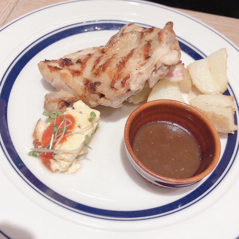 香ばしく仕上げた若鶏のグリル ～特製シャリアピンソース～(BUSHWICK BAKERY&GRILL)