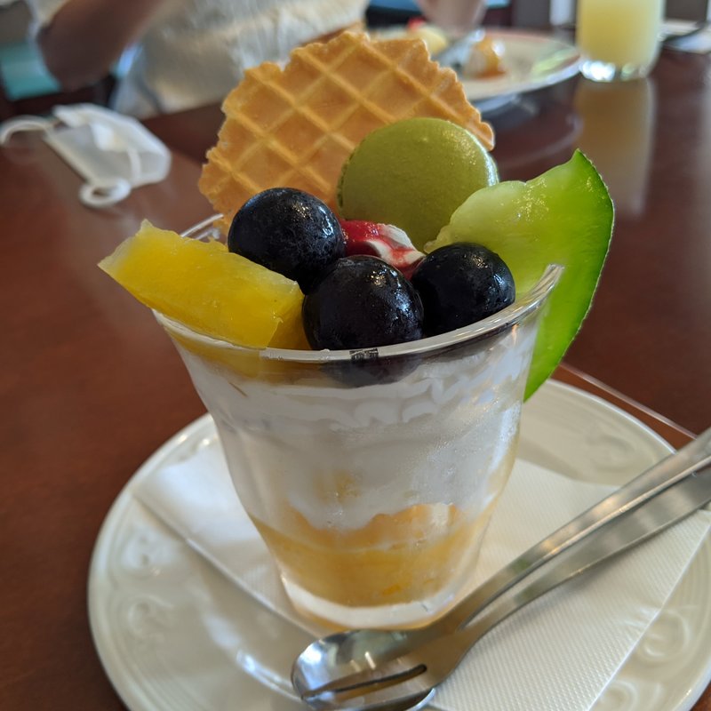 季節のフルーツパフェ2段(サロンドカフェアンジュ)