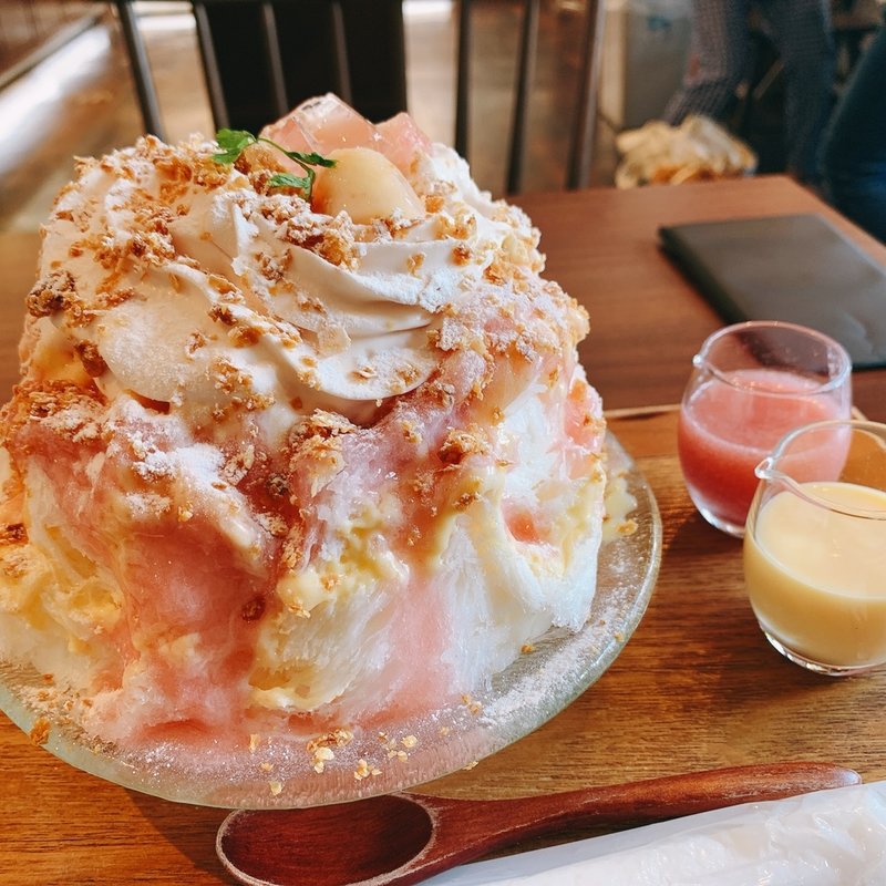 桃のミルフィーユ(パティスリー ラヴィアンレーヴ)