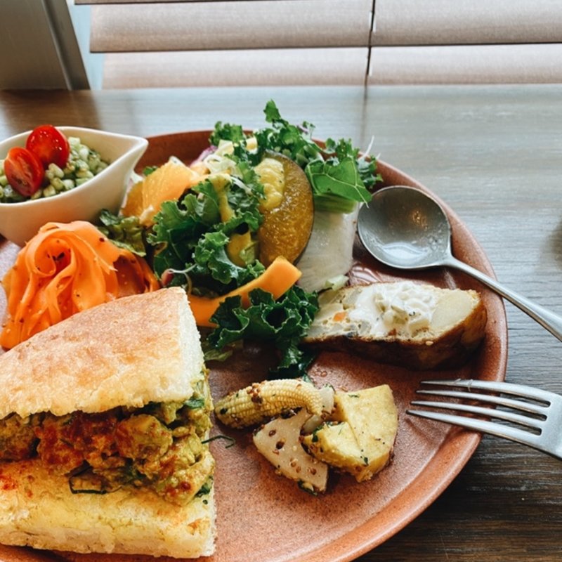 Bランチセット(アボカドのスパイシーソースサンドウィッチ)(シガニーベイクコーヒー)