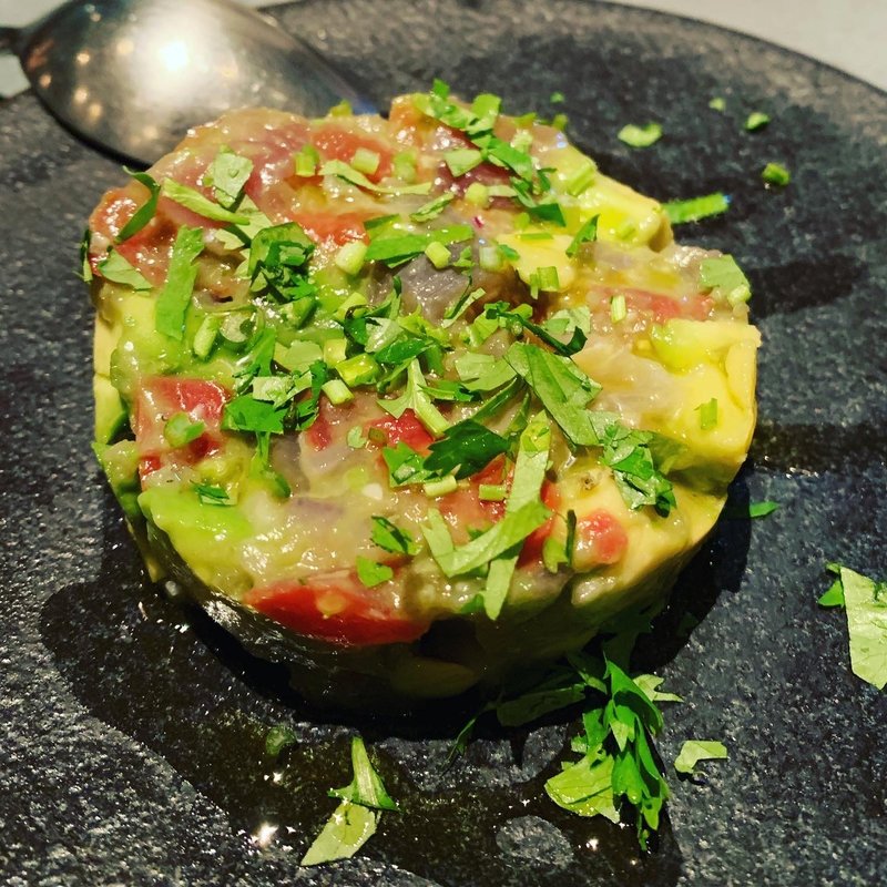 沖縄産生マグロとアボカドのタルタル(ピッツェリア カンテラ)