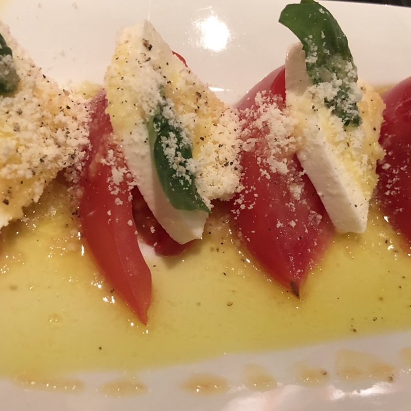 トマトとモッツァレラチーズのサラダ(オリーブ+オリーブ 新宿西口ハルク店 )