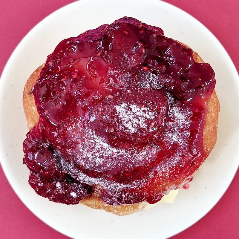 季節のドーナツ　とちおとめ苺コンフィのカスタードベニエ(ドーナツもり)