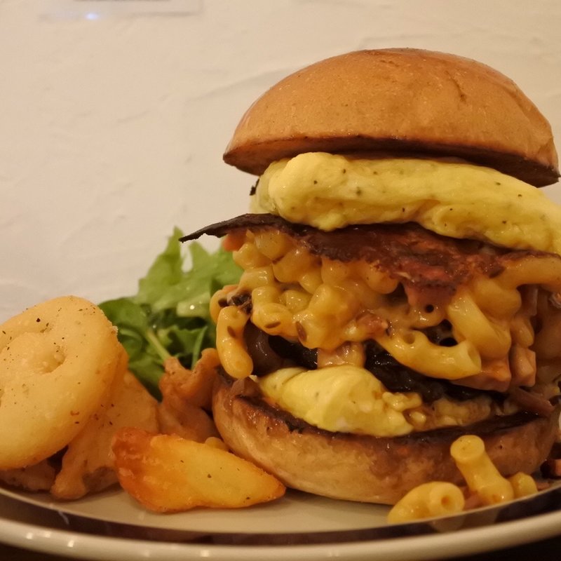 焼きマカロニベーコンチーズバーガー(BRISK STAND)