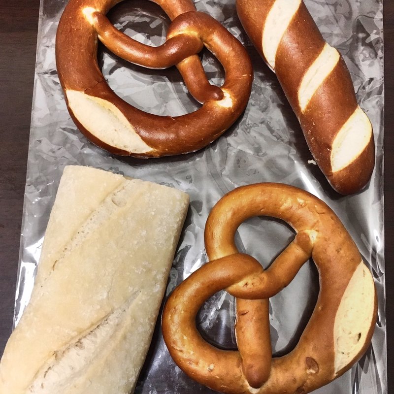 プレッツェルと石窯チャバタのセット(ヨーロピアンベーカリー ikeya)