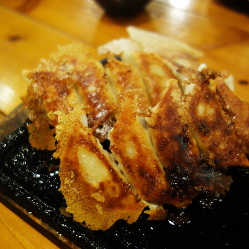 羽根つき鉄板餃子(ホワイトハウス)