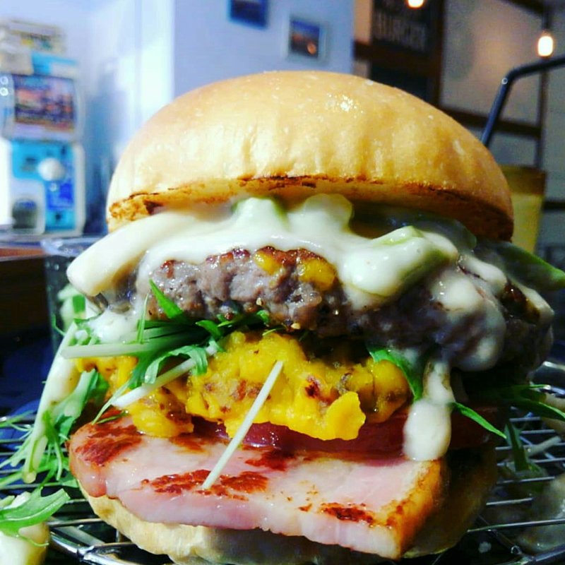 ハンバーガー(ブラウンバンズ＋ビーフパティ＋クリームドパンプキン＋トマト＋水菜＋ベーコン＋アスパラとエリンギのグラタンソース)(milia burger)
