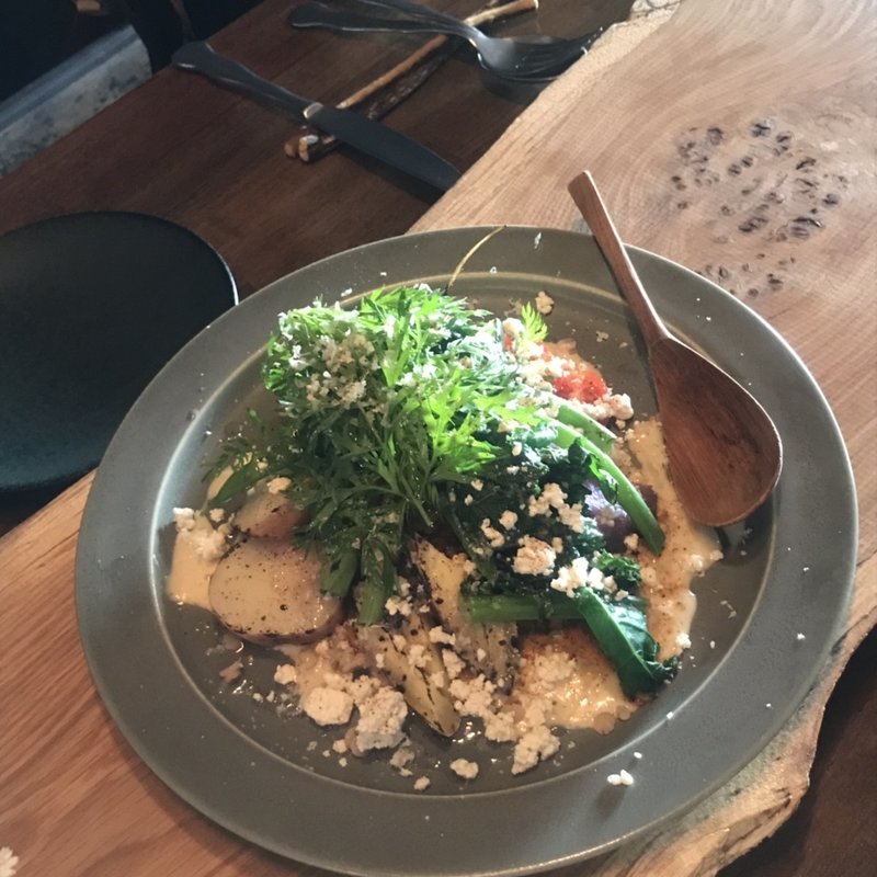 多様な野菜とスパイシーな押し麦の一皿(anicca)