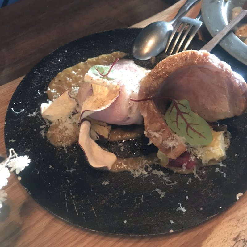 熟成もち豚のロースト、キャラメルのほろ苦いソース(anicca)