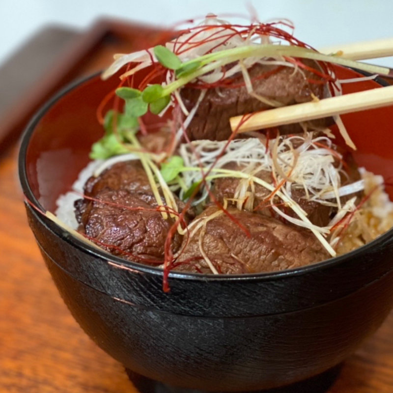 牛ヒレサイコロステーキ丼(フランス食堂 )