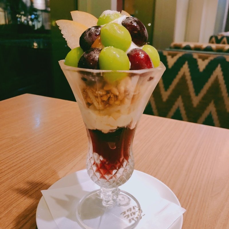 2色のぶどうと和梨のパフェ(フタバフルーツパーラー　湘南T-SITE店)