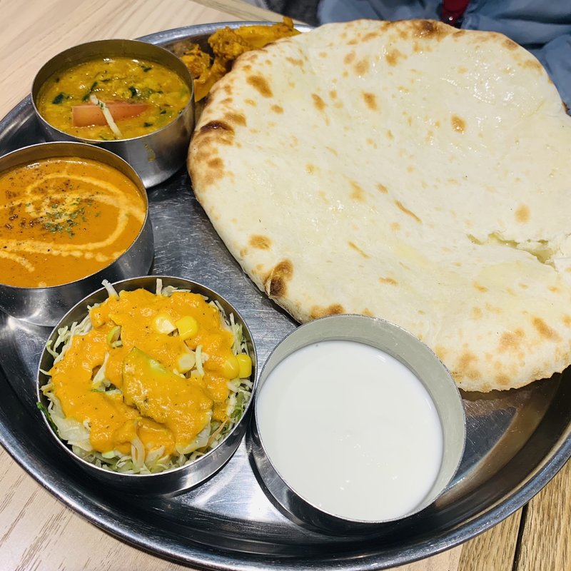 とろーりチーズナンのプレートセット(インドカリーダイニング・コバラヘッタ ヨドバシＡＫＩＢＡ店 （Cobara-Hetta）)