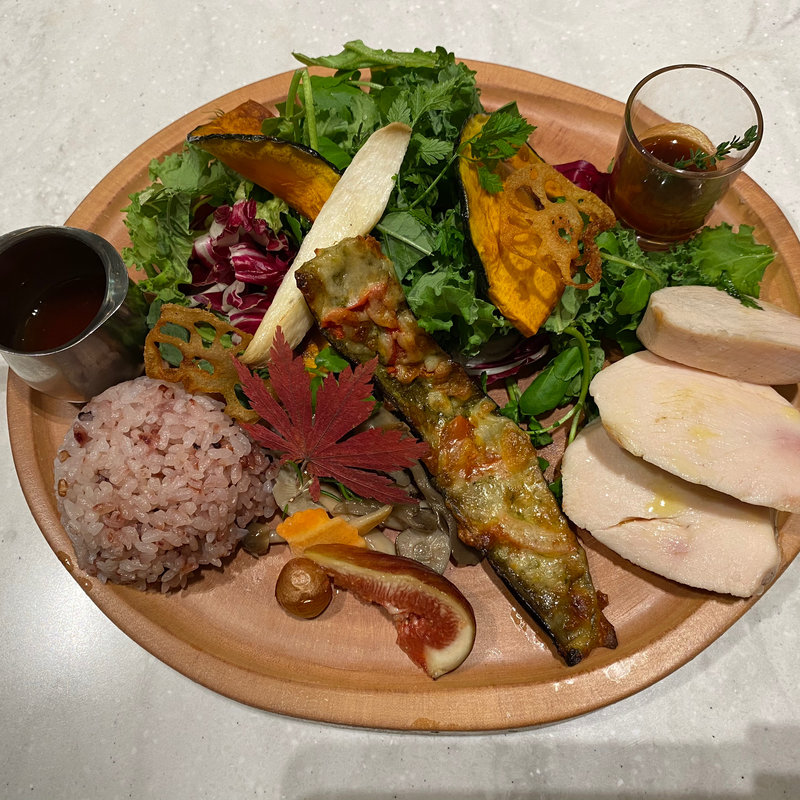 ハーブプレートチキン(サロンダイニング)