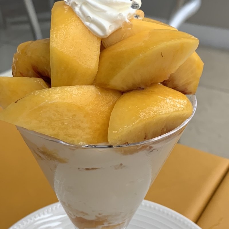 岡山県産エンパイヤのパフェ(新宿高野本店 タカノフルーツパーラー)