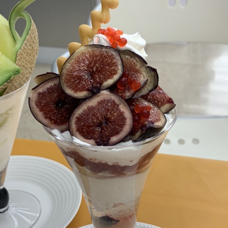 石川県産黒いちじくのパフェ(新宿高野本店 タカノフルーツパーラー)