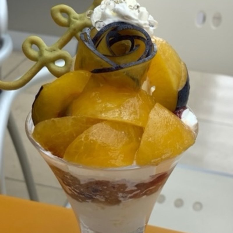 長野県産オータムキュートのパフェ(新宿高野本店 タカノフルーツパーラー)