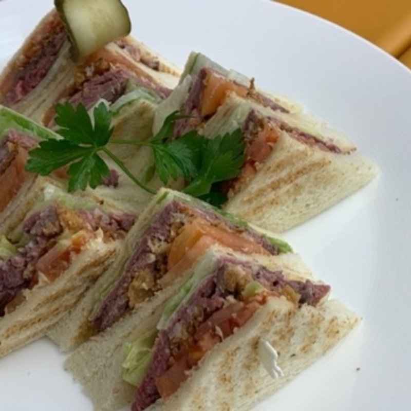 ローストビーフサンドウィッチ(新宿高野本店 タカノフルーツパーラー)