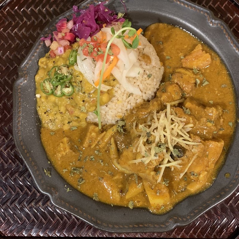 しめじとサツマ芋アジアン皮付き豚バラカレー(旧ヤム邸 シモキタ荘)