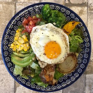 グリルチキンと彩り野菜のサラダランチ 友安製作所カフェ の口コミ一覧 おいしい一皿が集まるグルメコミュニティサービス Sarah