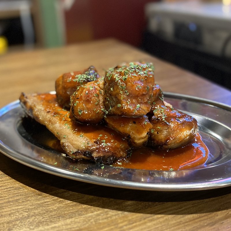 絶品骨付き豚カルビ(BBQソース)(豚のいろ葉 ほぼ栄駅1番出口のれん街)