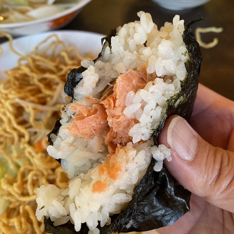 鮭おにぎり(秋山食堂 )