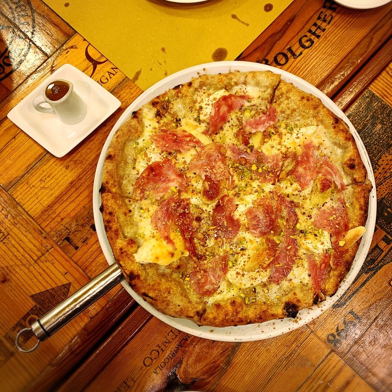 いちじくリコッタチーズアーモンドサラミシナモンモッツァレラクローバー蜂蜜pizzadellamoyoko(ピッツェリアパーレンテッシ)