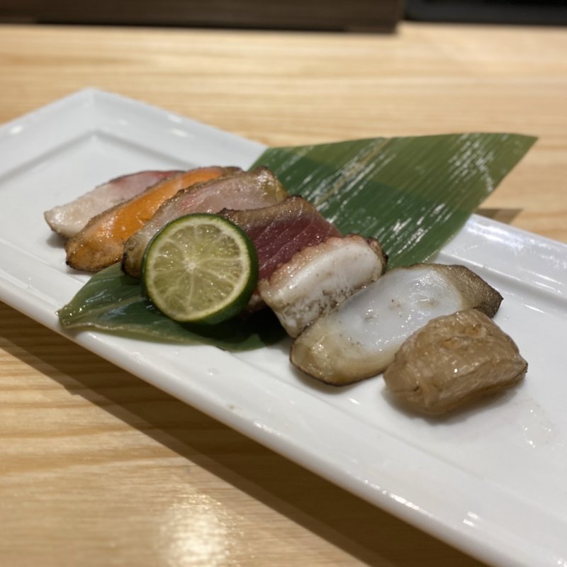 藁焼き7種盛り(鯛、サーモン、かんぱち、鮪、タコ、イカ、帆立)(魚柳)