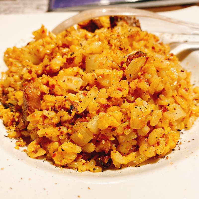 ハラミを使ったガーリックライス(難波千日前 ハラミノカミサマ)