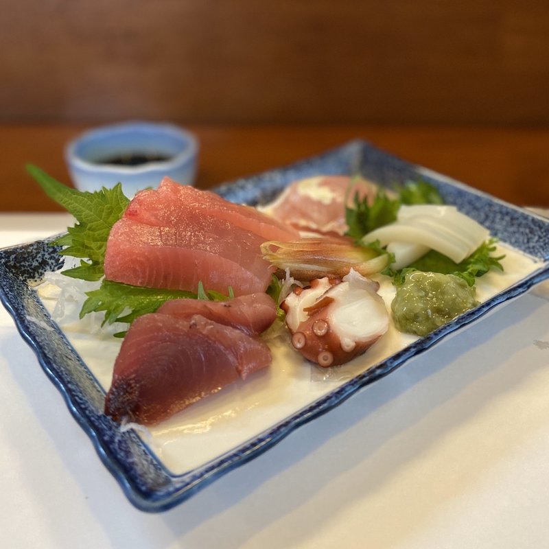 お造り盛り合わせ(まぐろ、カツオ、タコ、イカ、シオ)(海鮮 )