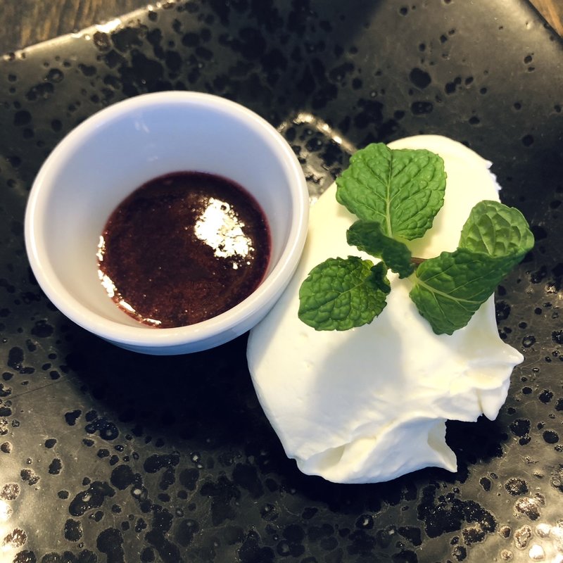 自家製レアチーズケーキ ミックスベリーソース(yota-OHANAJAYA- よたお花茶屋)