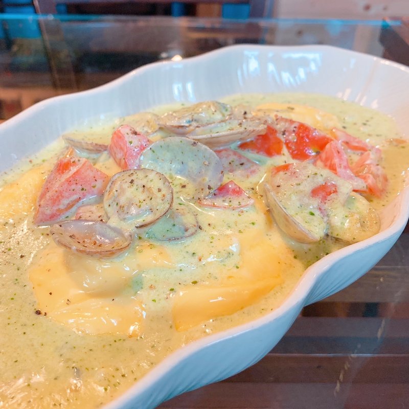 浅利とトマトのバジルクリームソースオムライス(木製ロケット)