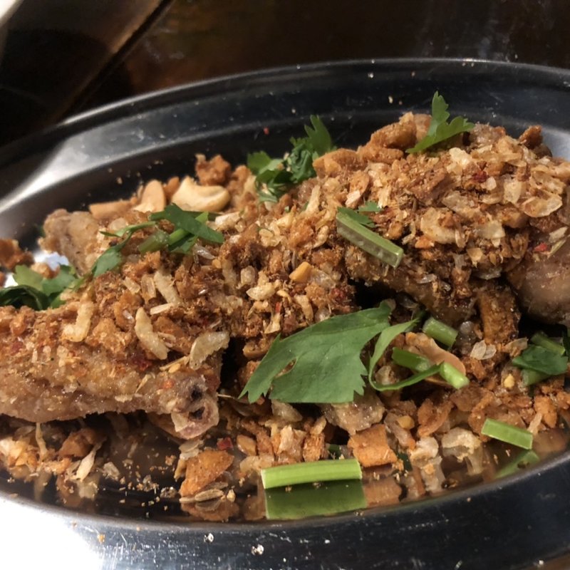 スパイスまみれの手羽先(イーカ スーク  （EeeK-A-Souk）)