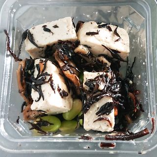 島豆腐とひじきのサラダ(おむすび権米衛ファーマーズキッチンセレオ八王子北館)