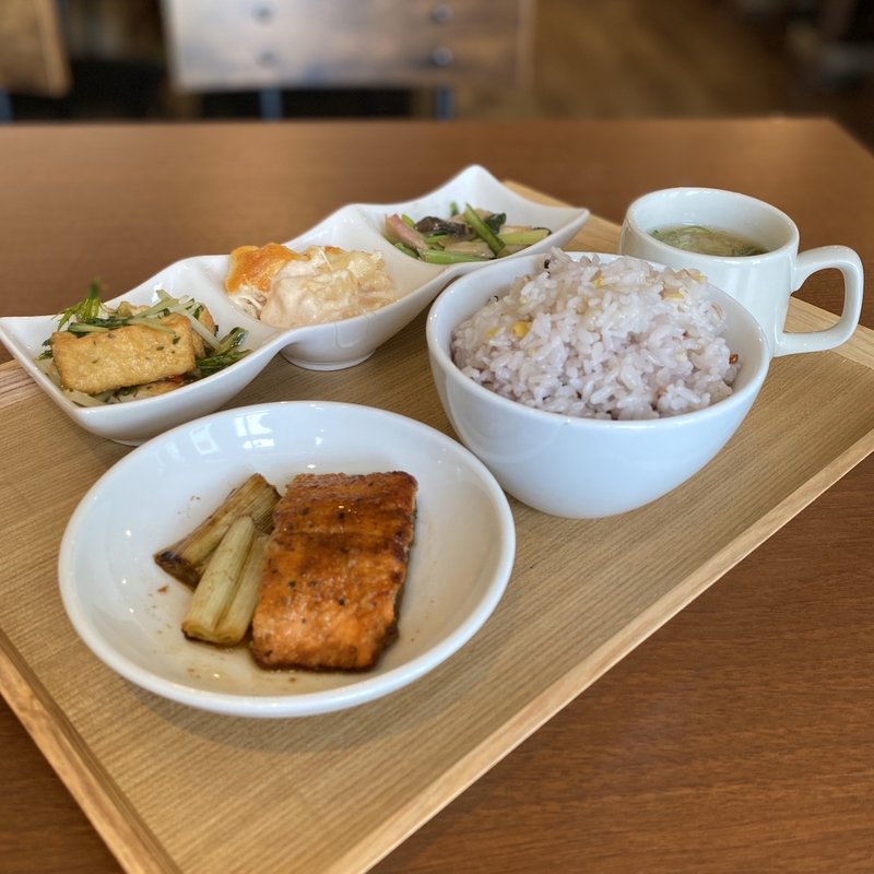 プレートランチ(鮭とネギのポン酢焼き、厚揚げ、ポテトグラタン、チンゲンサイとキノコの炒めもの)(CAFE 3737)