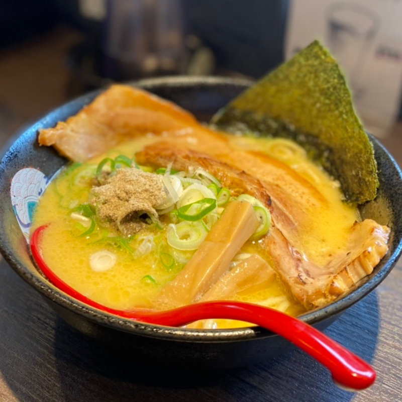 鶏濃厚魚介どてか煮干ラーメン(金沢吉宗 金沢駅前店)