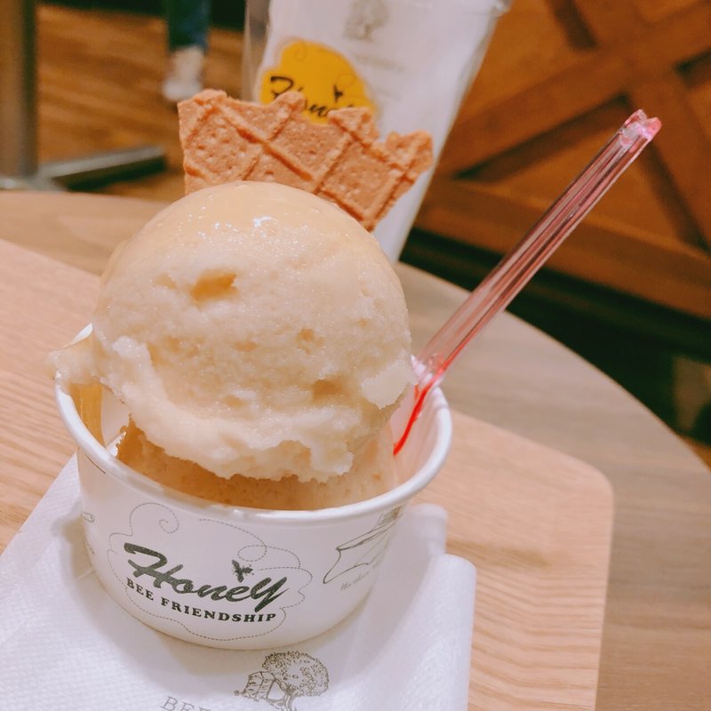 自家製ジェラートスタンダードダブル(BEE FRIENDSHIP)