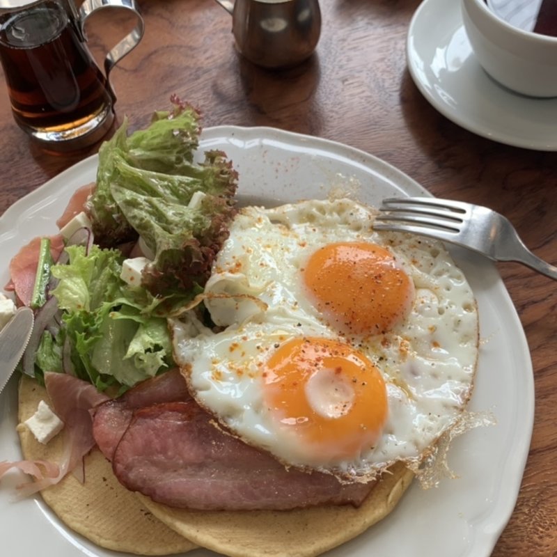 全粒粉パンケーキ　ベーコン＆エッグと生ハムサラダ(Megan)