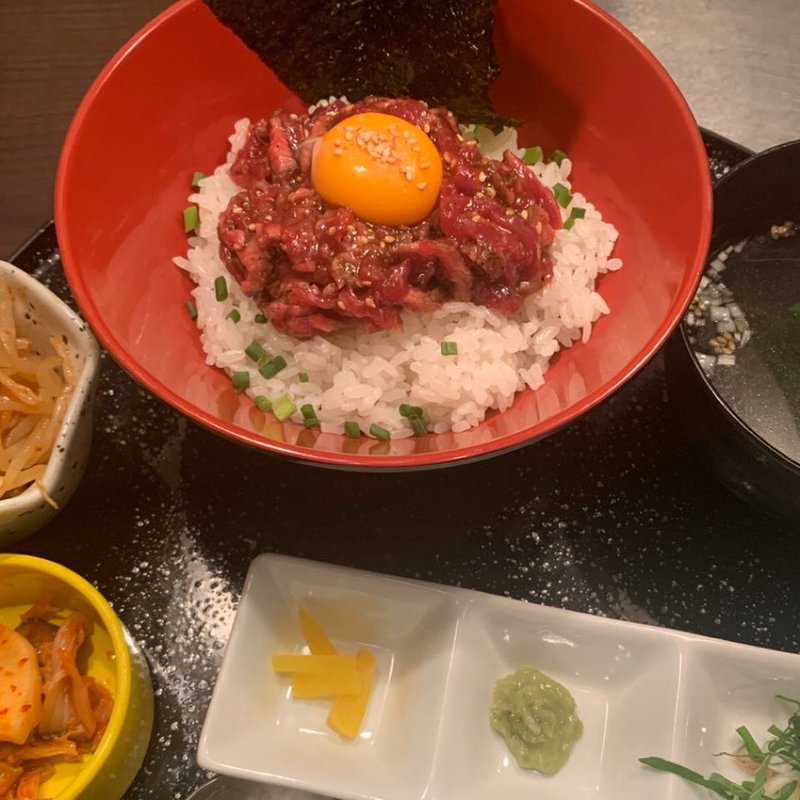 ローストビーフ丼ユッケ味(正泰苑 新橋店)