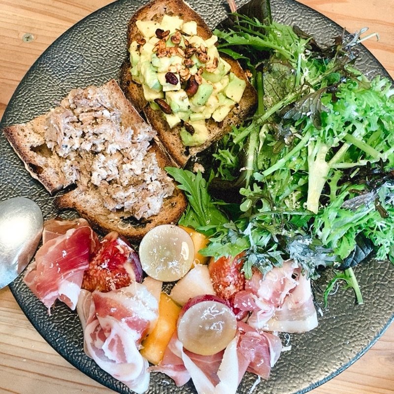 黒豚と鴨肉のリエットとアボカドのタルティーニ　ROBINの生ハムと旬のフルーツ添え(salad uluru)