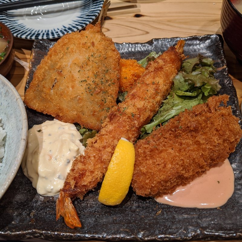 ミックスフライ定食(寿司と炭火 一)
