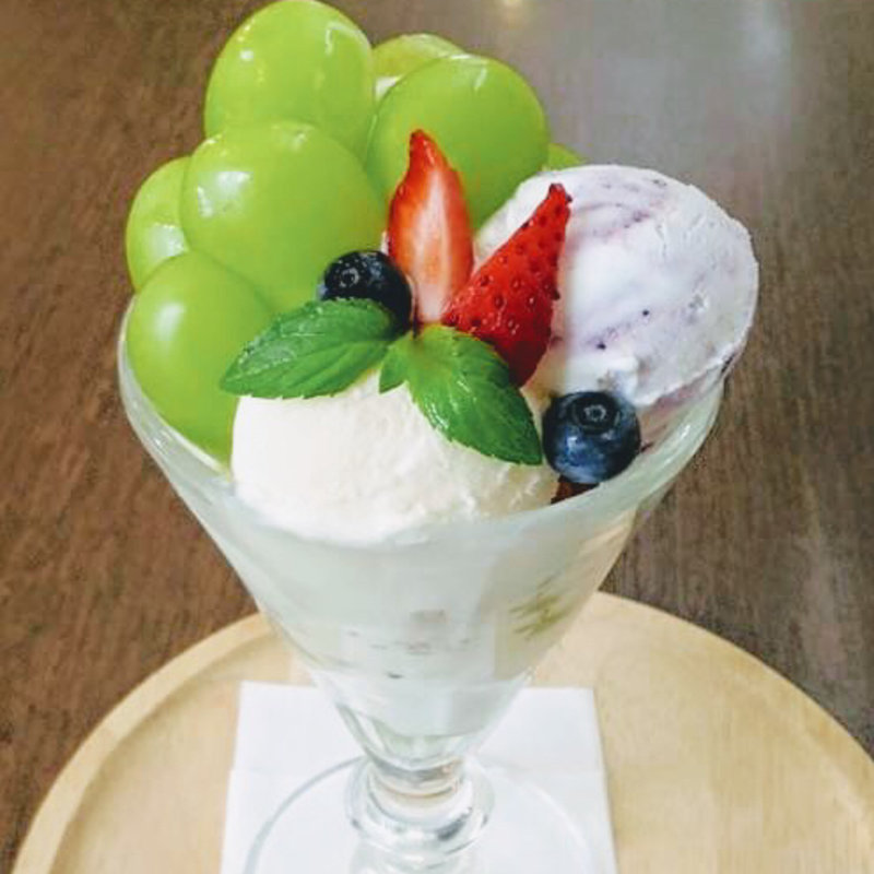 シャインマスカットパフェ(てんとう虫。 )