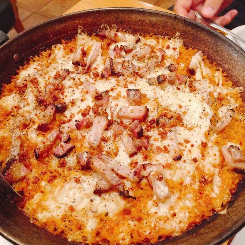 ベーコンとチーズのパエリア(チャンパネリアくいものやBAR)