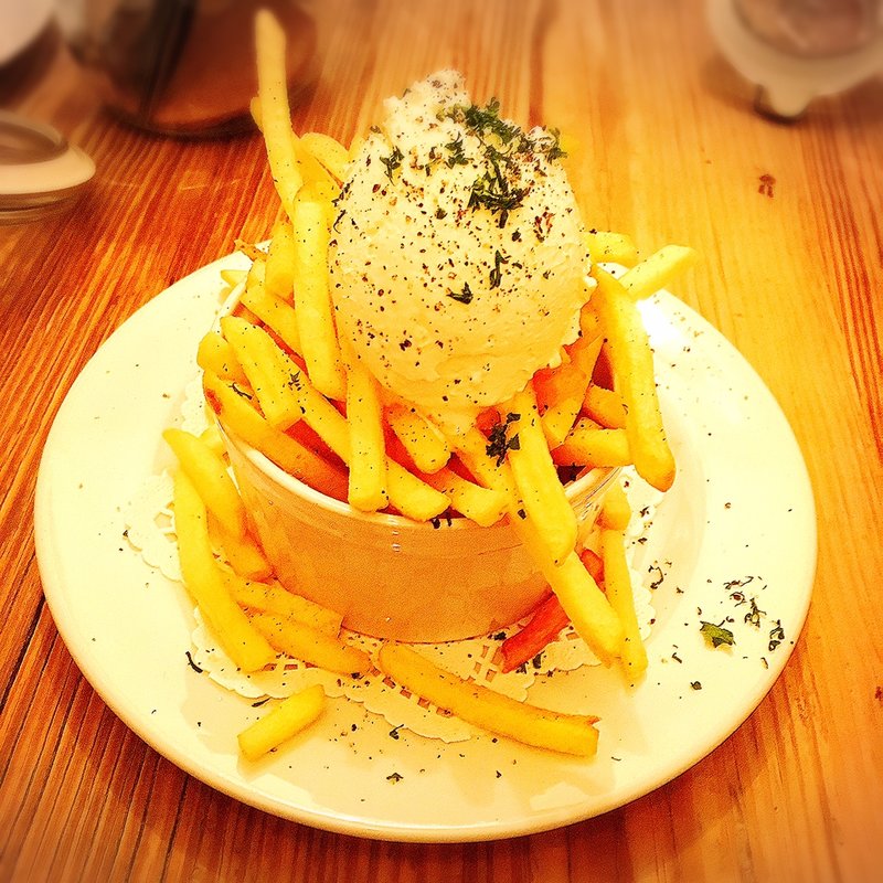 フライドポテト　サワークリーム乗せ(ポーキーズキッチン浦安)