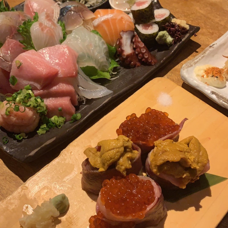 ウニといくらの霜降り肉巻き軍艦(道玄坂　漁)