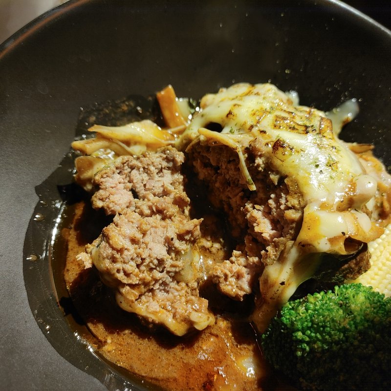 煮込みハンバーグ(白か黒)