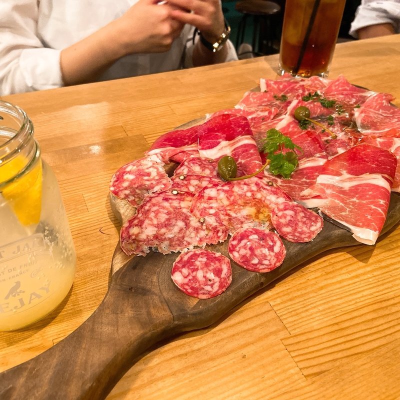 生ハムの盛り合わせ(船橋ワインバル八十郎商店)