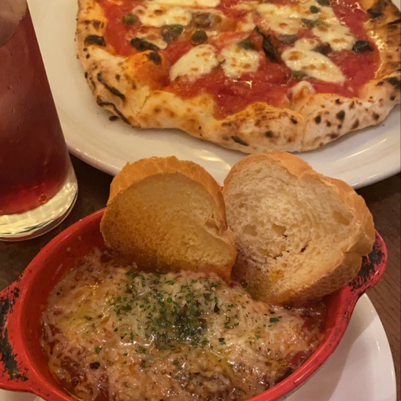 牛スジ煮込みと半熟卵の窯焼きグラタン(ゑんぞ PIZZERIA ENZO)