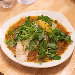 ポークカレーとキーマカレーのあいがけ パクチー増量