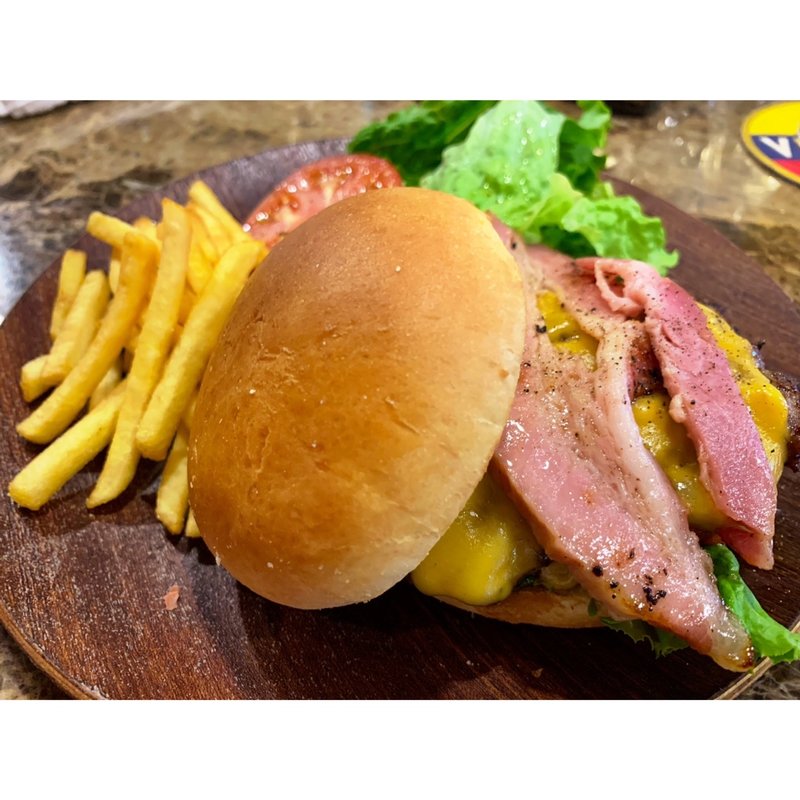 プレミアムチーズバーガー&ポテト(BRUGGE（ブルージュ）)